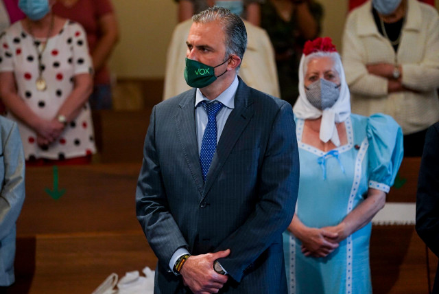 El secretario general de Vox, Javier Ortega Smith, asiste a una eucaristía previa a la inauguración del mosaico dedicado a la Virgen de la Paloma, en la parroquia de La Paloma, a 31 de mayo de 2021, en Madrid (España).