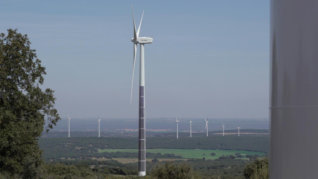 Archivo - Torre eólica con paneles fotovoltaicos