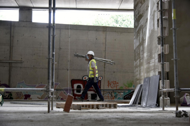 Un obrero trabaja en las obras de construcción de la nueva estación subterránea de Sant Andreu Comt