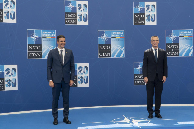 Archivo - El presidente del Gobierno, Pedro Sánchez, y el secretario general de la OTAN, Jens Stoltenberg