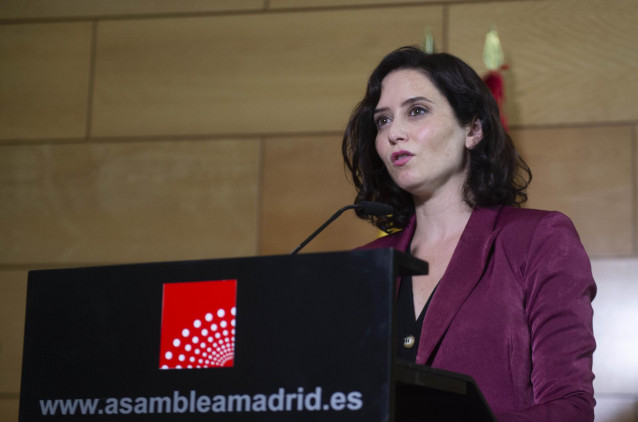 La presidenta en funciones de la Comunidad de Madrid, Isabel Díaz Ayuso, durante una reunión con la presidenta de la Asamblea de Madrid.