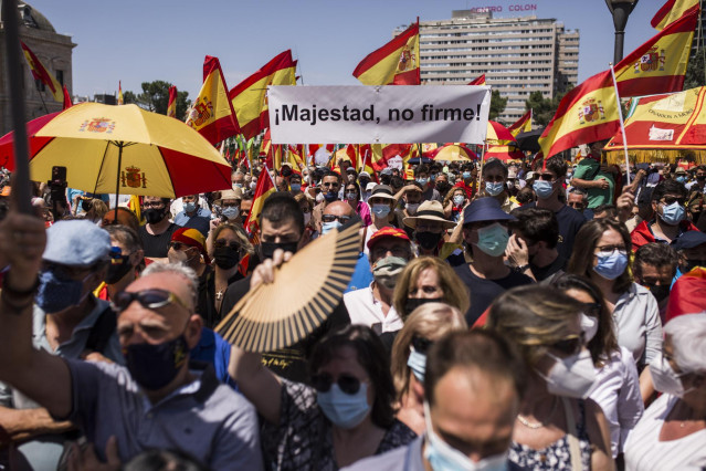 Un cartel en el que se lee: `Majestad, no firme´, en la concentración contra los indultos a los presos del ‘procés’, en la que han participado una multitud de personas, en la Plaza de Colón