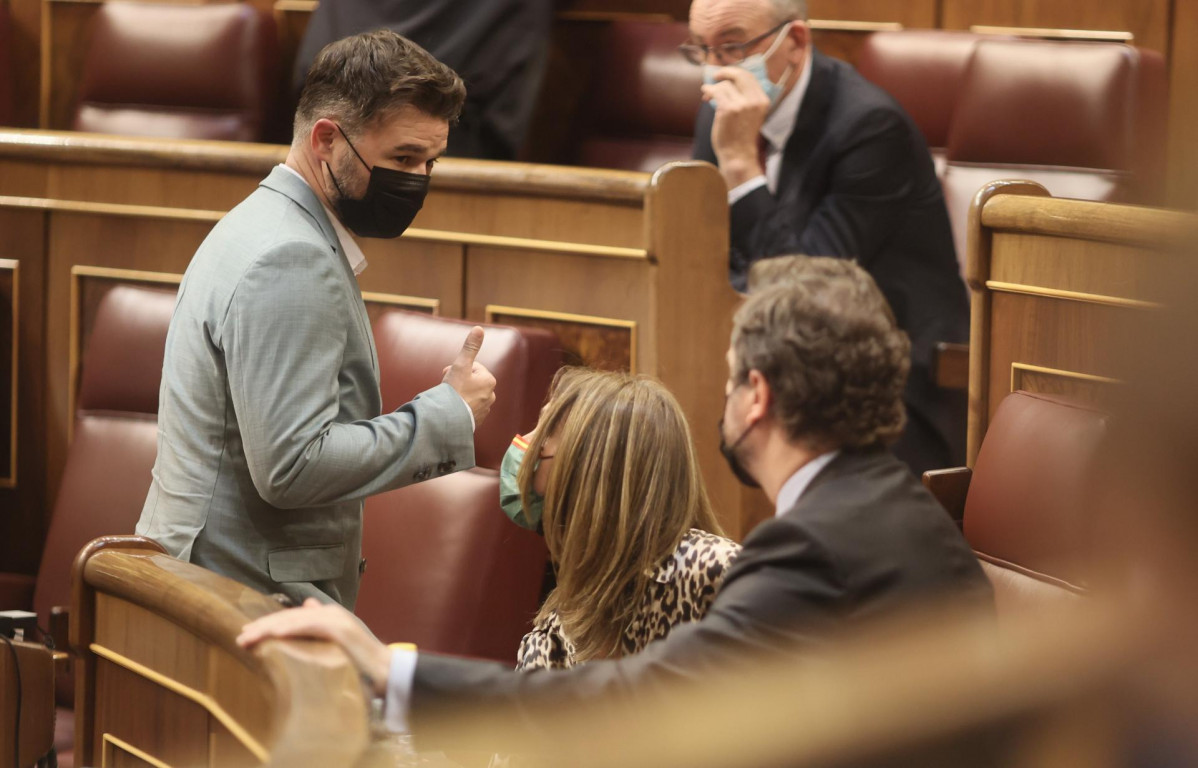 El portavoz parlamentario de ERC, Gabriel Rufián (i), habla con el diputado de Vox Iván Espinosa de los Monteros, momentos  antes del comienzo de una sesión plenaria en el Congreso