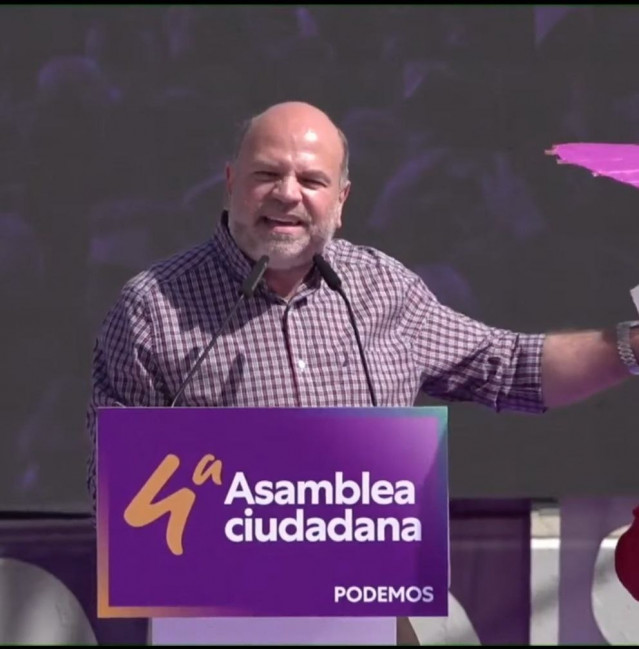 El edil del Ayuntamiento de San Lorenzo de El Escorial y candidato en la cuarta Asamblea Ciudadana de Podemos, Esteban Tettamanti, durante su intervención en la presentación de los proyectos que optaban a liderar el partido.
