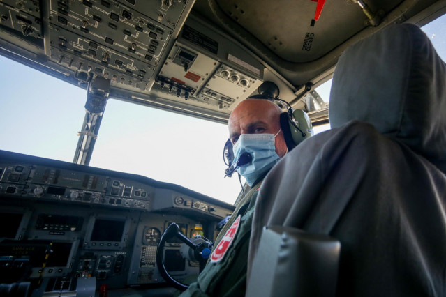 Archivo - Un piloto protegido con mascarilla tras el aterrizaje de un avión de extinción de incendios en la Base de Torrejón de Ardoz.