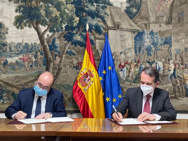 Abel Caballero y Miquel Iceta firman el convenio que canaliza a la FEMP la subvención de 2,1 millones de euros, prevista en los PGE para 2021, y destinada a la cobertura de gastos de funcionamiento de la Federación