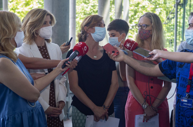 (I-D) La nueva portavoz del grupo parlamentario socialista en la Asamblea de Madrid, Hana Jalloul; la portavoz de Más Madrid en la Asamblea regional, Mónica García; y la nueva portavoz de Unidas Podemos en la Asamblea de Madrid, Carolina Alonso, ofrecen d