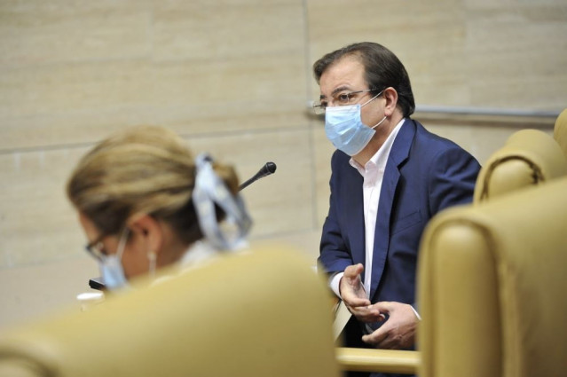 El presidente de la Junta, Guillermo Fernández Vara, en el pleno de la Asamblea