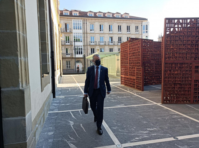 El lehendakari, Iñigo Urkullu, a su entrada al Parlamento Vasco.