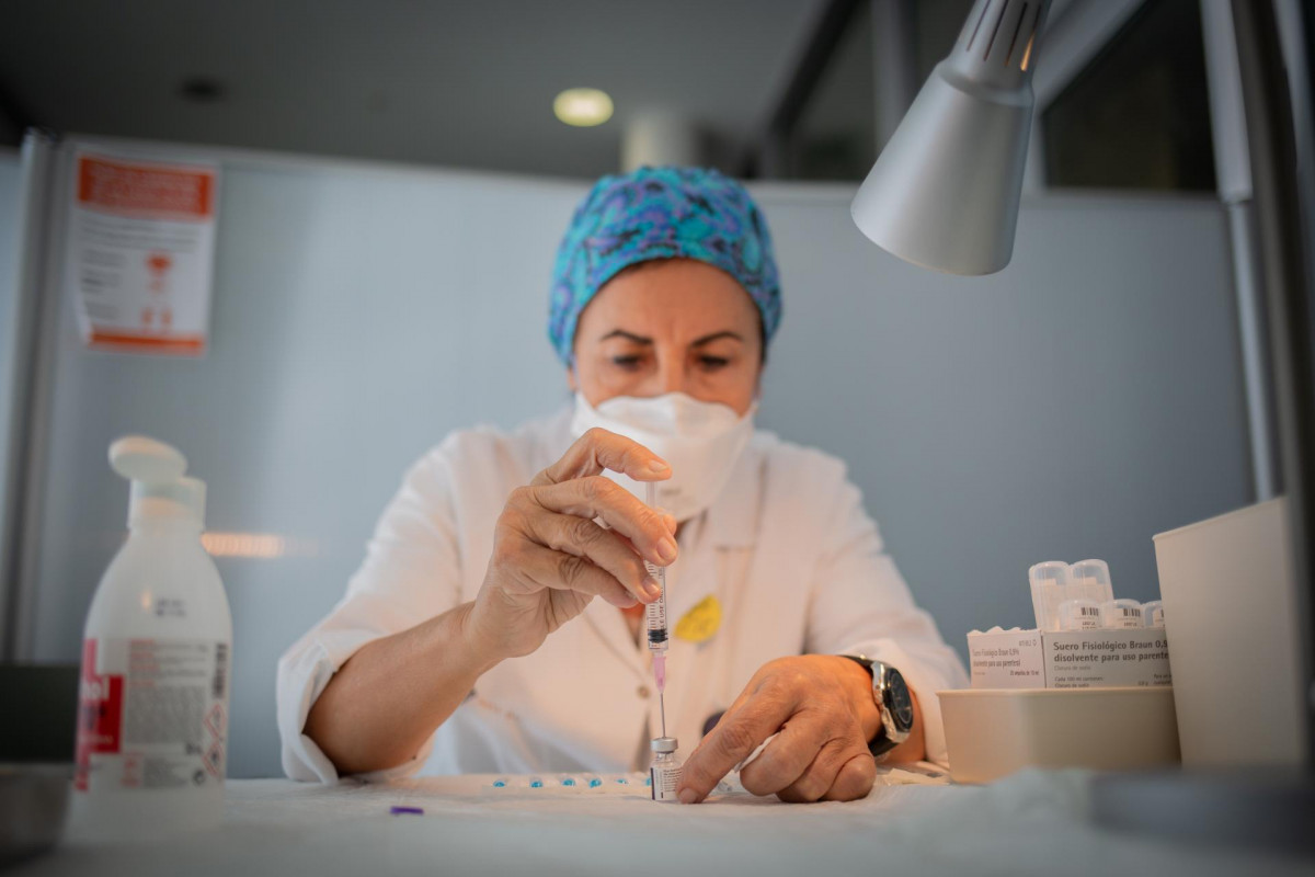Archivo - Una enfermera prepara la vacuna Pfizer-BioNtech contra el COVID-19 antes de administrársela a un profesional sanitario en el Hospital de la Santa Creu i Sant Pau de Barcelona, Catalunya (España), a 14 de enero de 2021