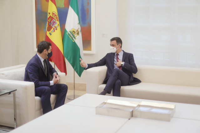 El presidente del Gobierno, Pedro Sánchez (d), durante su reunión con el presidente de la Junta de Andalucía, Juanma Moreno, en el Palacio de la Moncloa, a 17 de junio de 2021.