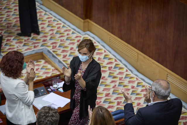 La portavoz de Más Madrid en la Asamblea, Mónica García, es aplaudida tras su intervención en la segunda sesión del pleno de investidura de la presidenta en funciones de la Comunidad y candidata a la reelección, Isabel Díaz Ayuso, a 18 de junio de 2021, e