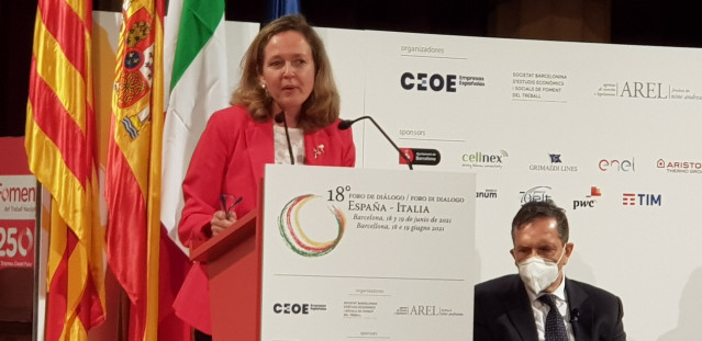 La vicepresidenta segunda y ministra de Asuntos Económicos y Transformación Digital, Nadia Calviño, este viernes en el Foro de Diálogo España-Italia en la sede de Foment del Treball en Barcelona
