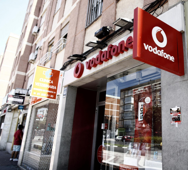 Archivo - Imagen de una tienda de la compañía telefónica Vodafone en Madrid.