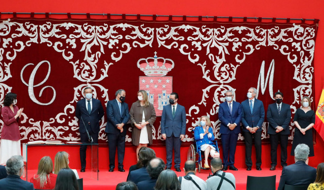 (I-D) La presidenta de la Comunidad de Madrid, Isabel Díaz Ayuso, aplaude durante el acto de toma de posesión del Consejo de Gobierno de la Comunidad de Madrid de la XII Legislatura con el consejero de Presidencia, Justicia e Interior, Enrique López; el c