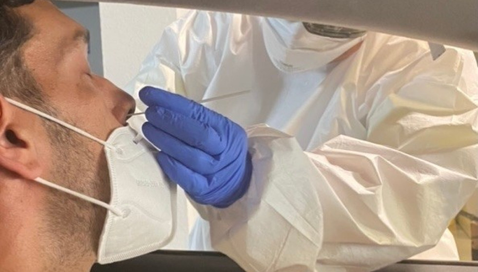 Archivo - Un sanitario realiza un PCR a un ciudadano en Canarias