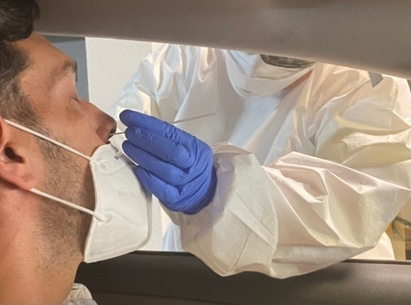 Archivo - Un sanitario realiza un PCR a un ciudadano en Canarias