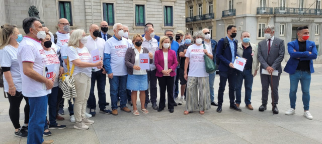 La asociación Asjubi40 entrega un escrito en el Congreso