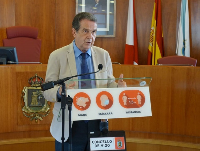 El presidente de la FEMP, Abel Caballero, en una rueda de prensa en el salón de plenos del Ayuntamiento olívico.