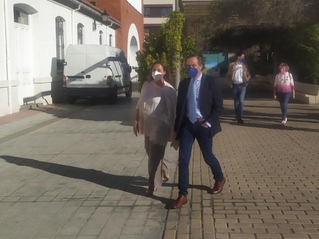 La secretaria del PSOE en la provincia de Palencia, Miriam Andrés y el exministro de Defensa, José Bono, llegando a la Escuela Socialista