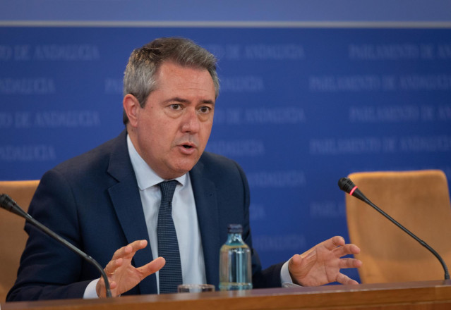 El candidato del PSOE-A a la presidencia de la Junta, Juan Espadas, durante la rueda de prensa posterior a la reunión con el presidente de la Junta de Andalucía, Juanma Moreno. A 24 de junio de 2021, en el Parlamento Andaluz, Sevilla (Andalucía, España).