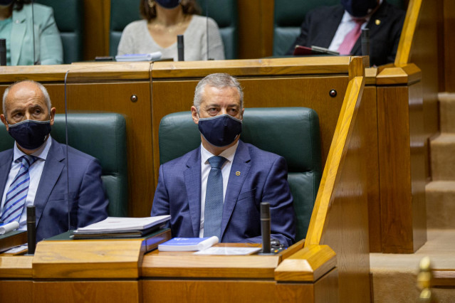 Archivo - El lehendaki Iñigo Urkullu (d), sentado en su escaño del Parlamento Vasco durante