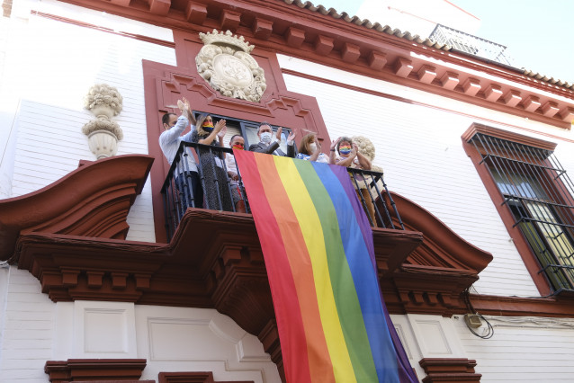Despliegue de la bandera Lgtbi en la sede regional del PSOE-A, en Sevilla.