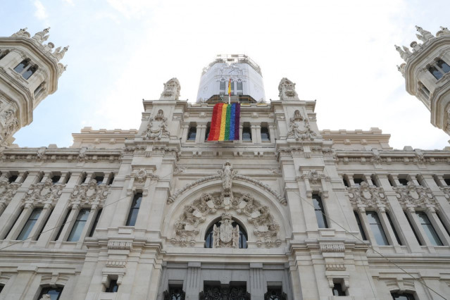 Archivo - Palacio de Cibeles con la bandera arcoíris