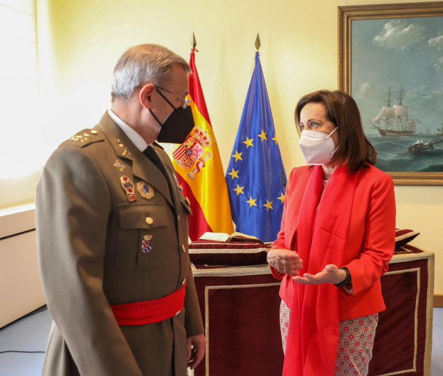 El nuevo director general de Política de Defensa, teniente general Fernando José López del Pozo y la ministra de Defensa, Margarita Robles