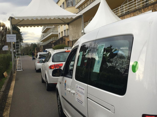 Archivo - Pilotaje del proyecto AutoVAC para la vacunación de grandes dependientes en el Hospital Monte Naranco, en Oviedo.