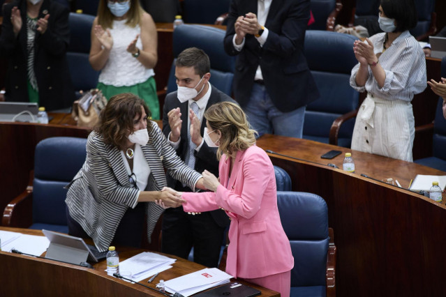 (I-D) La portavoz adjunta del PSOE, Irene Lozano; y el portavoz Adjunto del PSOE en la Asamblea de Madrid, Juan Lobato, aplauden y dan la mano a la portavoz del PSOE en la Asamblea de Madrid, Hana Jalloul, tras su intervención en la segunda sesión del ple