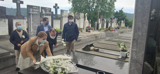 Muriel Larrea y Carlos Iturgaiz depositan flores en la tumba del edil del PP Manuel Zamarreño, asesinado por ETA hace 23 años