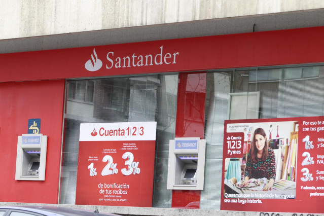 Archivo - Sucursal del banco Santander