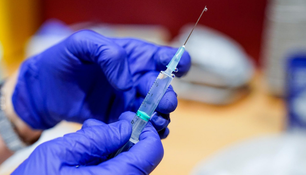 Un trabajador sanitario prepara la primera dosis de la vacuna de Pfizer-BioNTech contra el Covid-19, a 9 de junio de 2021, en el Hospital Severo Ochoa de Leganés, Leganés, Madrid, (España). La Comu