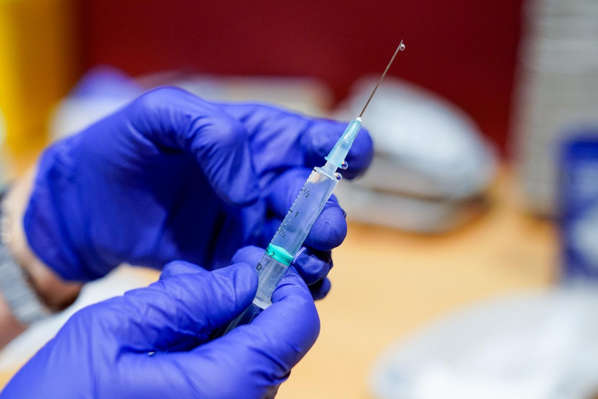 Un trabajador sanitario prepara la primera dosis de la vacuna de Pfizer-BioNTech contra el Covid-19, a 9 de junio de 2021, en el Hospital Severo Ochoa de Leganés, Leganés, Madrid, (España). La Comunidad de Madrid comienza desde este miércoles a vacunar a