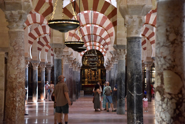 Archivo - Turistas en el interior de la Mezquita-Catedral de Córdoba.