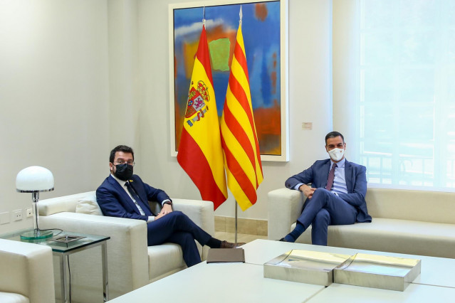 El presidente del Gobierno, Pedro Sánchez (d); y el president de la Generalitat de Catalunya, Pere Aragonès, durante una reunión en el Palacio de la Moncloa, a 29 de junio de 2021, en Madrid (España).