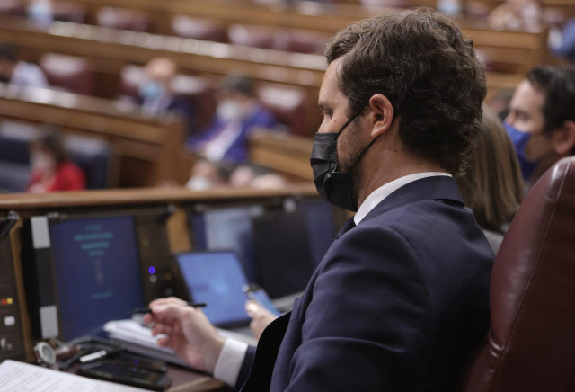 El líder del PP, Pablo Casado, sentado en su escaño del Congreso donde se celebra un Pleno sobre el Consejo Europeo de junio y los indultos. En Madrid, a 30 de junio de 2021, en Madrid, (España)