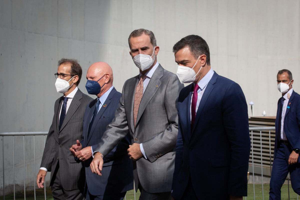 El Rey Felipe VI (2d), y el presidente del Gobierno, Pedro Sánchez (d), conversan a su llegada a la primera jornada de la XIV edición del Mobile World Congress (MWC 2021) en el  recinto Gran Via de Fira de Barcelona, en L'Hospitalet de Llobregat, Barcelon