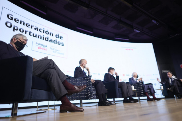 (I-D) El director general de Esade, Koldo Echebarria; el director de la Oficina Global de Sostenibilidad de BBVA, Ricardo Laiseca; el EMEA manager de Amazon Web Services, Antonio Alonso López; el presidente de Acerinox, Rafael Miranda; y el presidente de