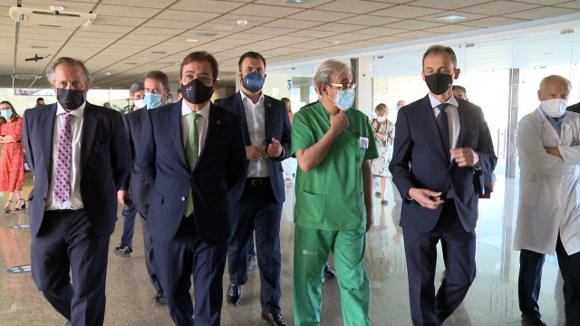 El ministro de Ciencia e Innovación visita en Cáceres el Centro de Cirugía de Mínima Invasión y el de Computación