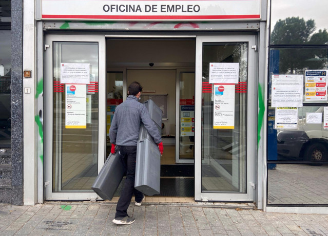 Archivo - Un hombre entra a una oficina de empleo