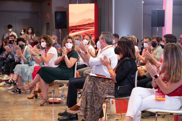 El alcalde de Sevilla y candidato del PSOE a la Junta de Andalucía, Juan Espadas, recibe este sábado aplausos en el Comité Federal del PSOE.