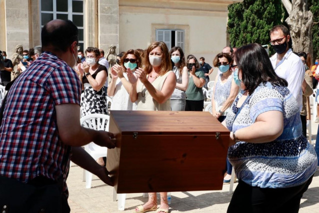 La presidenta del Govern, Francina Armengol, asiste al acto de entrega de los restos mortales de las víctimas del franquismo identificados en Manacor, en el cementerio municipal de Son Coletes.