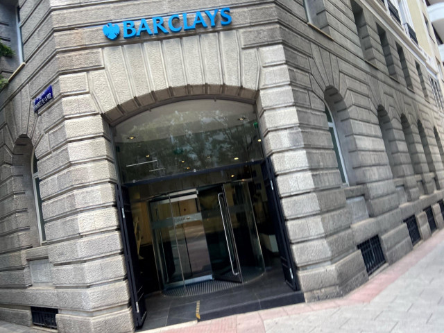 Archivo - Fachada de una oficina de la entidad financiera Barclays ubicada en la calle José Abascal, 51, en Madrid (España), a 16 de junio de 2020.