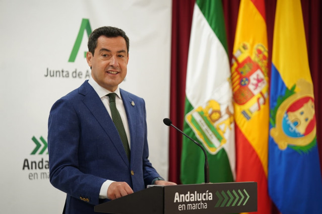 Juanma Moreno, durante su visita al Hospital Punta Europa de Algeciras.