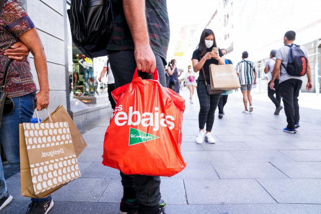 Un hombre sostiene varias bolsas de un establecimiento de la capital en plenas rebajas de verano,