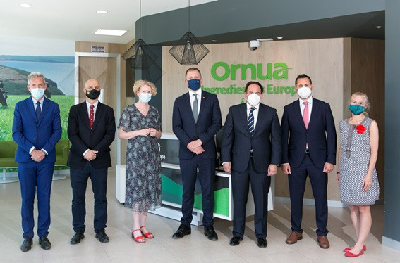 Visita del ministro de Asuntos Europeos de Irlanda, Thomas Byrne, a la factoría de Ornua en Ávila.