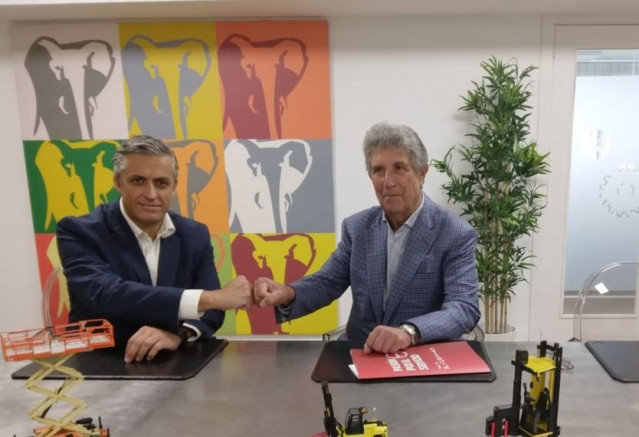Antonio Trelles (GAM) y el principal accionista de Recamasa, Ángel López, en la firma del acuerdo.