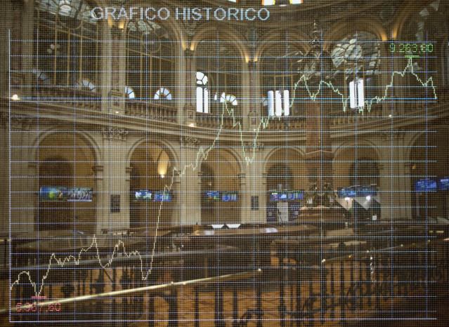 Valores del Ibex 35 en los paneles del Palacio de la Bolsa, a 9 de julio de 2021, en Madrid, (España).